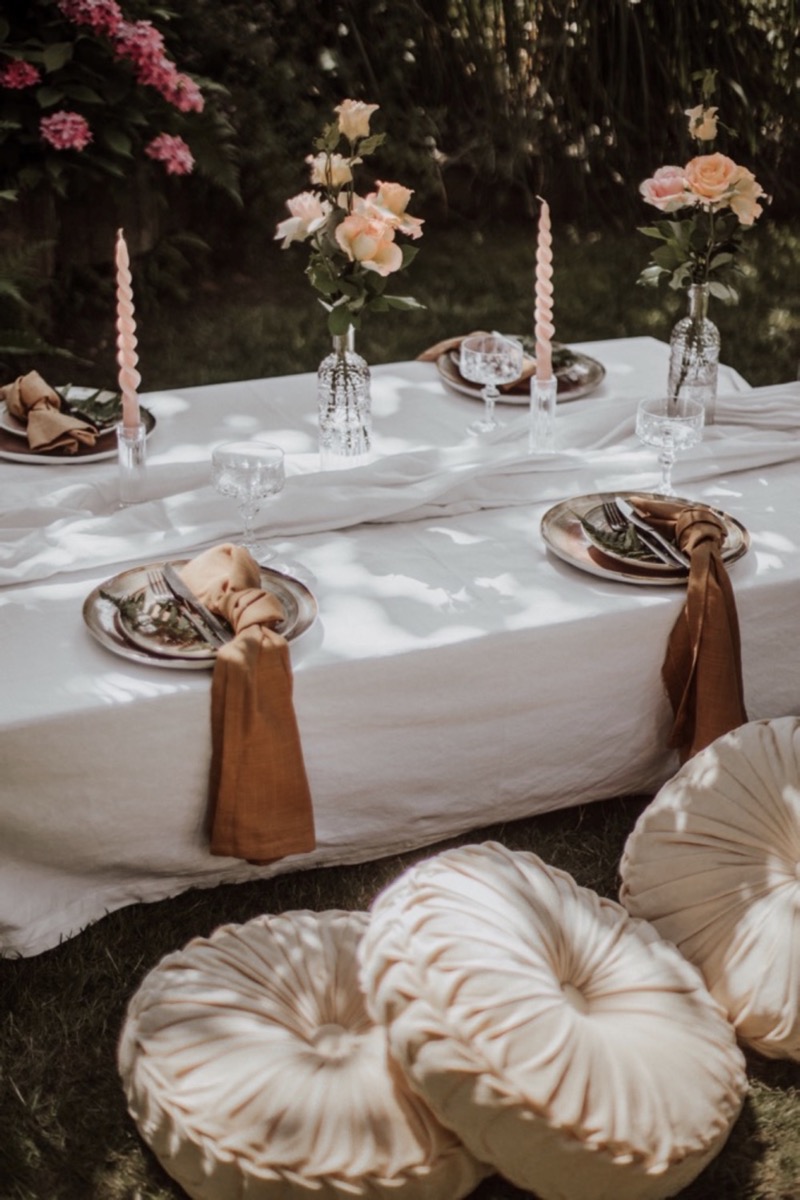 Eine sommerliche Vintage Bridal Party im Grünen mit dem Crémant Bouvet Ladubay Saphir Saumur Brut