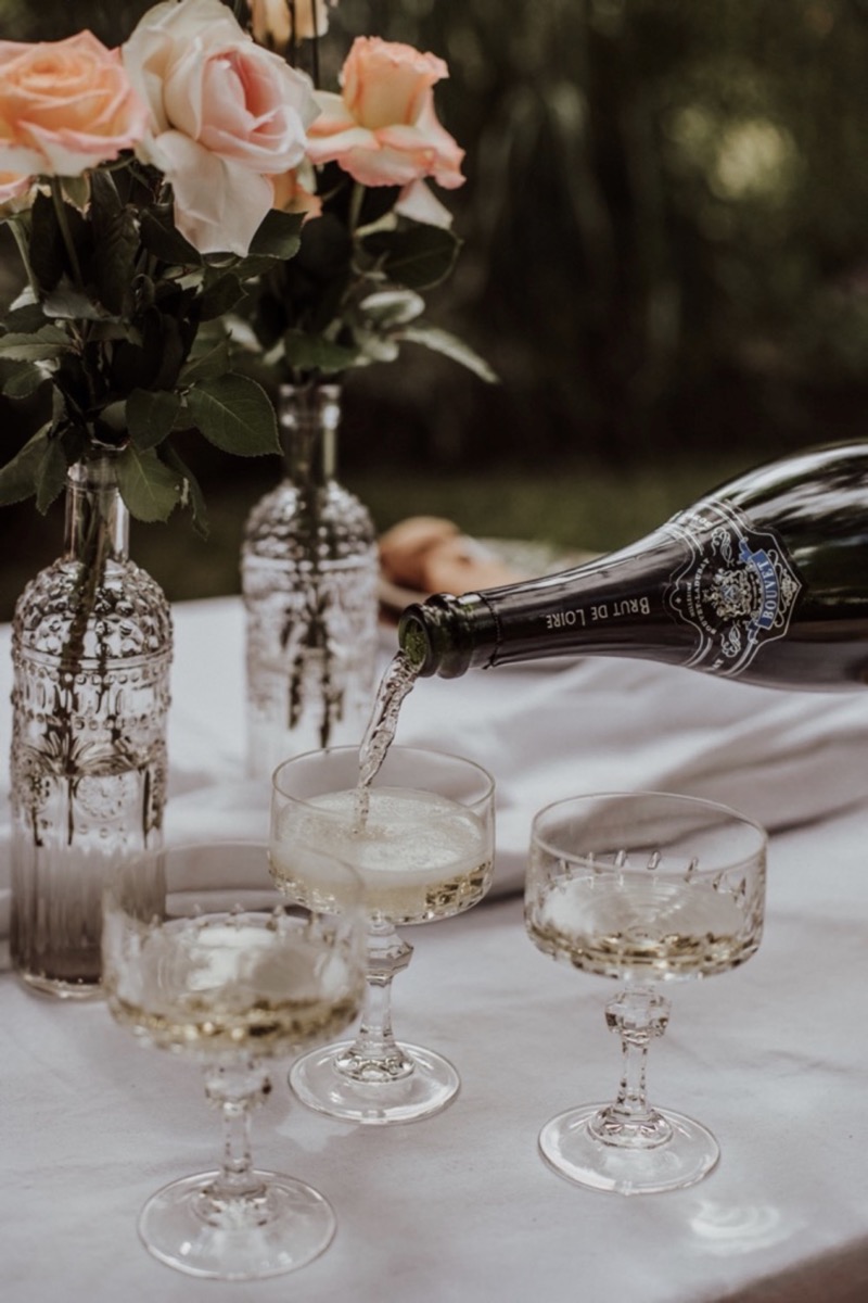 Eine sommerliche Vintage Bridal Party im Grünen mit dem Crémant Bouvet Ladubay Saphir Saumur Brut