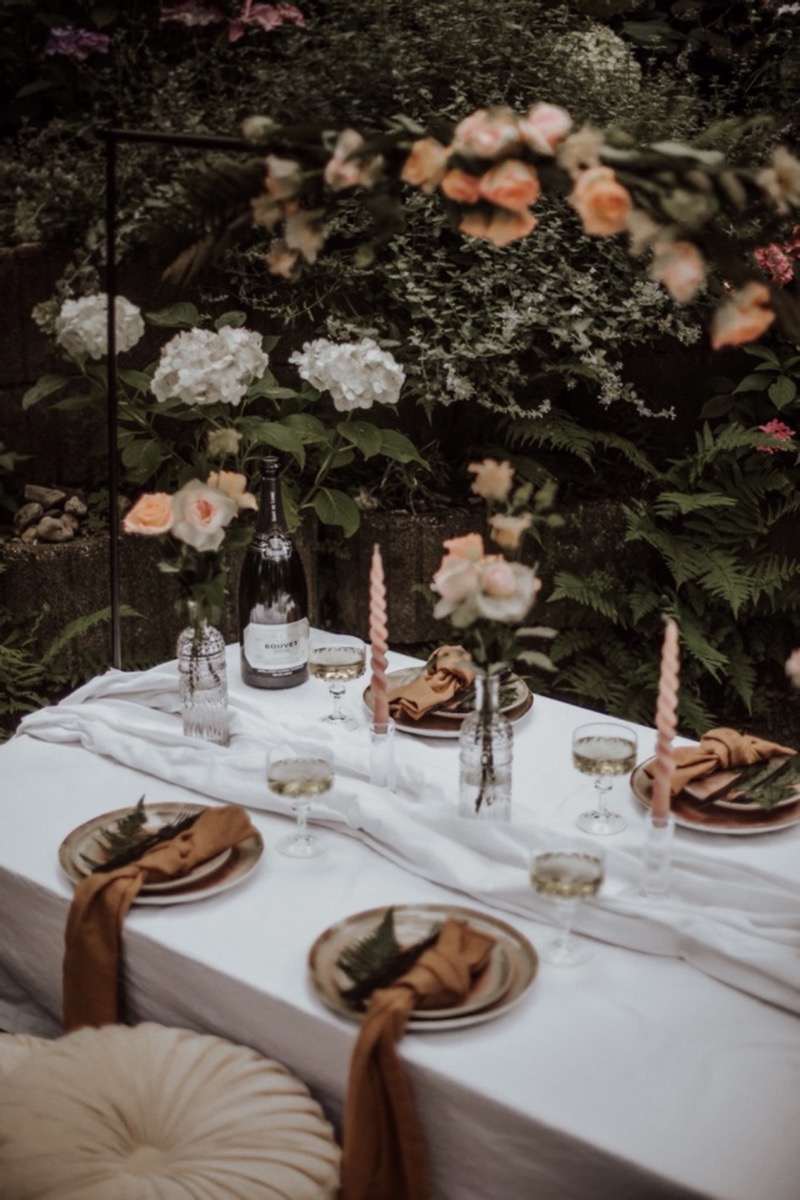 Eine sommerliche Vintage Bridal Party im Grünen mit dem Crémant Bouvet Ladubay Saphir Saumur Brut