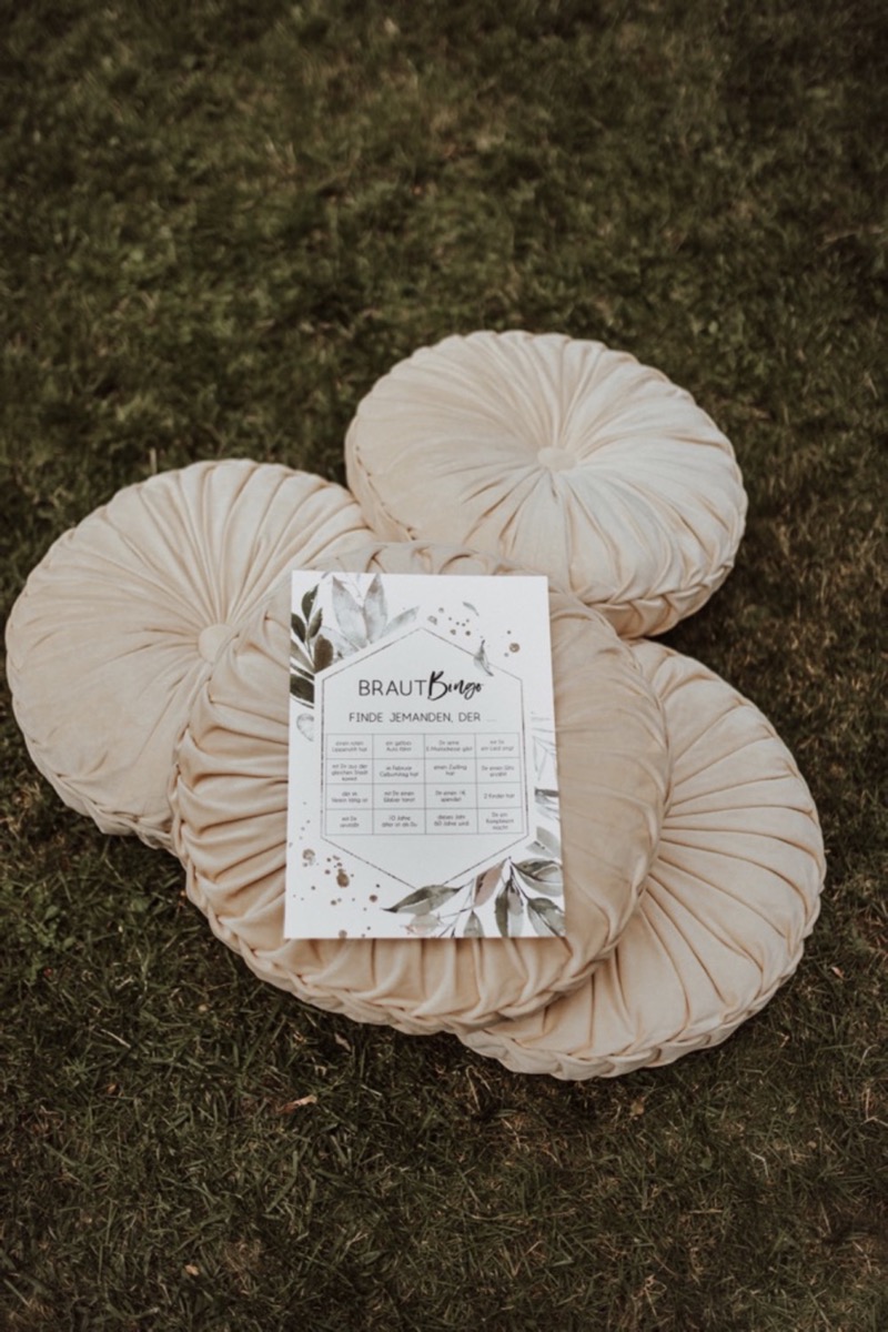 Eine sommerliche Vintage Bridal Party im Grünen mit dem Crémant Bouvet Ladubay Saphir Saumur Brut