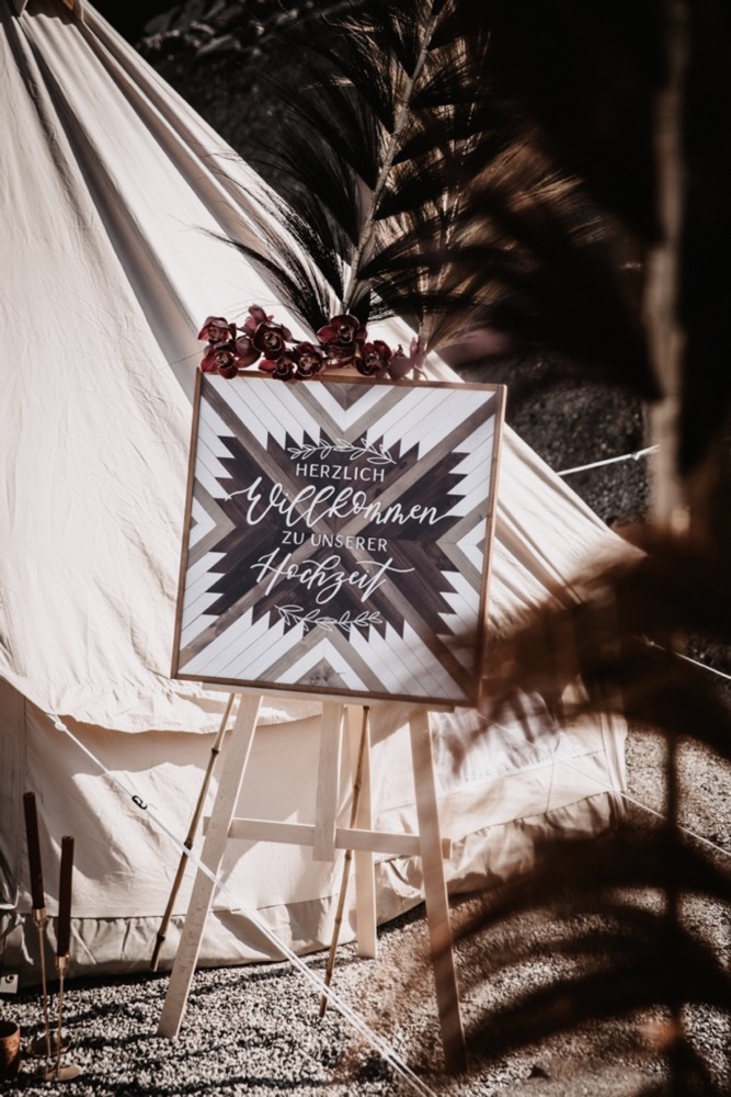 Eine malerische Bohohochzeit in Indian Summer Farben mit Hochzeitszelt und Hochzeits-Picknick in der Wüste Willkommensschild Hochzeit, Bohohochzeit Hochzeitsschild