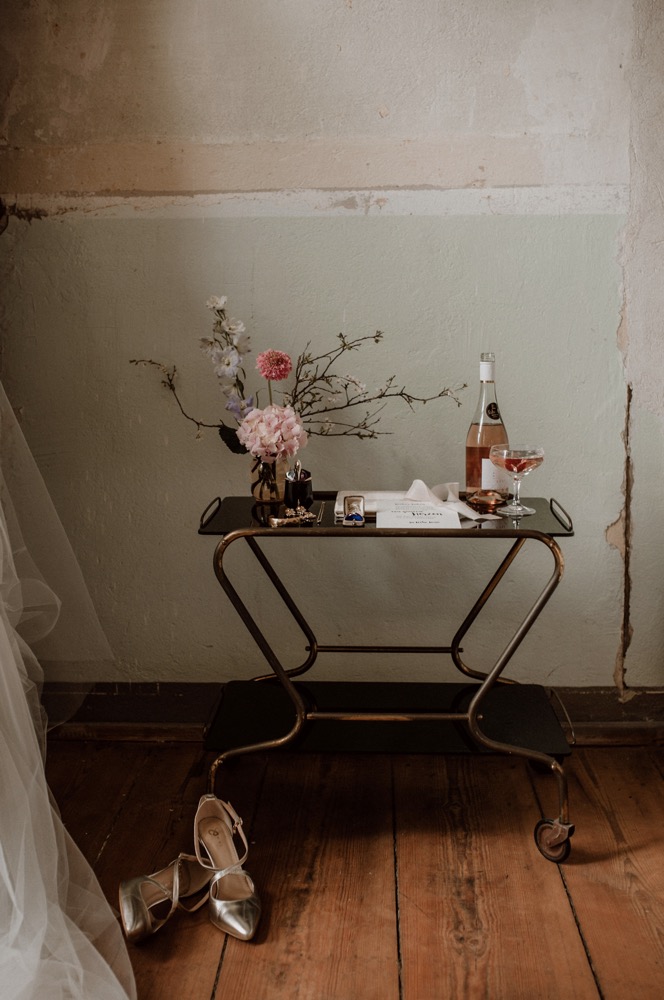 Eine bunte Hochzeit im Schloss mit intensiven Farben und der Pantone Color of the Year 2022 Very Peri