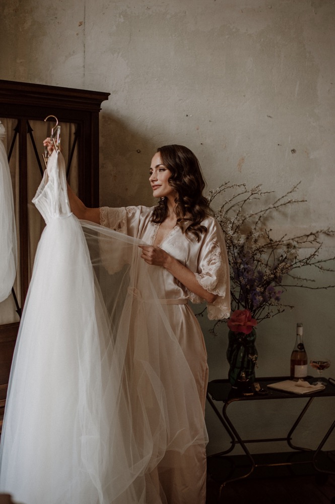 Eine bunte Hochzeit im Schloss mit intensiven Farben und der Pantone Color of the Year 2022 Very Peri