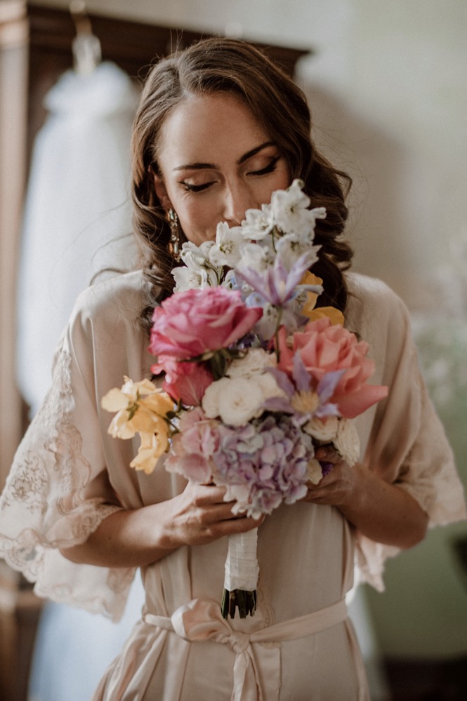 Eine bunte Hochzeit im Schloss mit intensiven Farben und der Pantone Color of the Year 2022 Very Peri