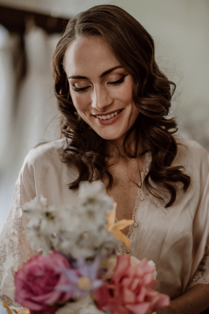 Eine bunte Hochzeit im Schloss mit intensiven Farben und der Pantone Color of the Year 2022 Very Peri