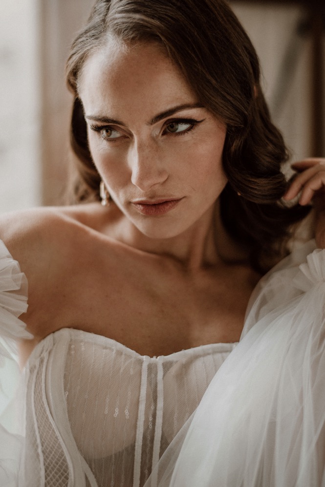 Eine bunte Hochzeit im Schloss mit intensiven Farben und der Pantone Color of the Year 2022 Very Peri