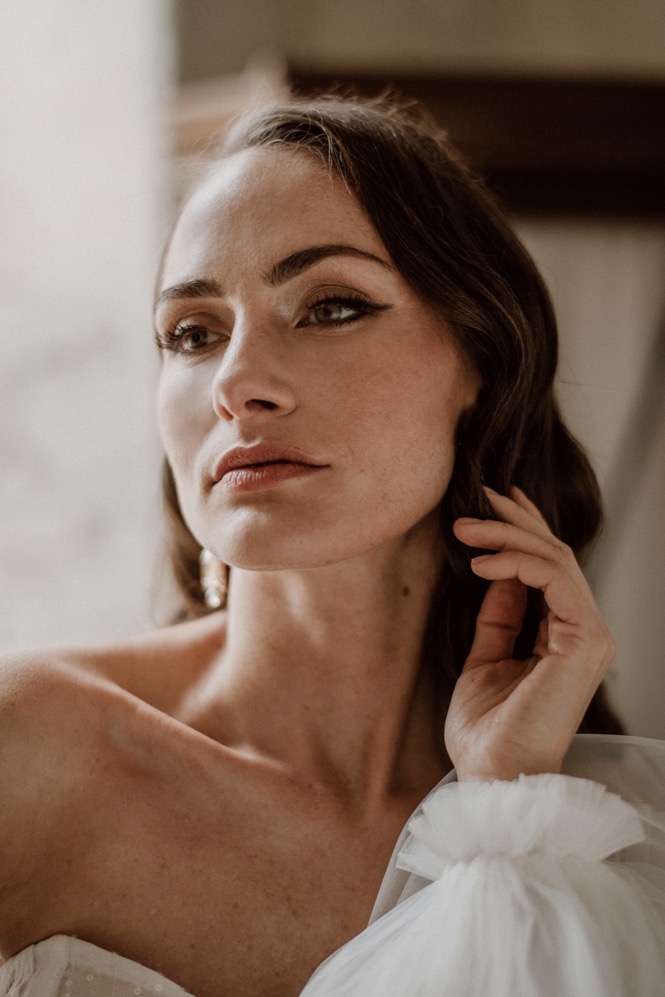 Eine bunte Hochzeit im Schloss mit intensiven Farben und der Pantone Color of the Year 2022 Very Peri