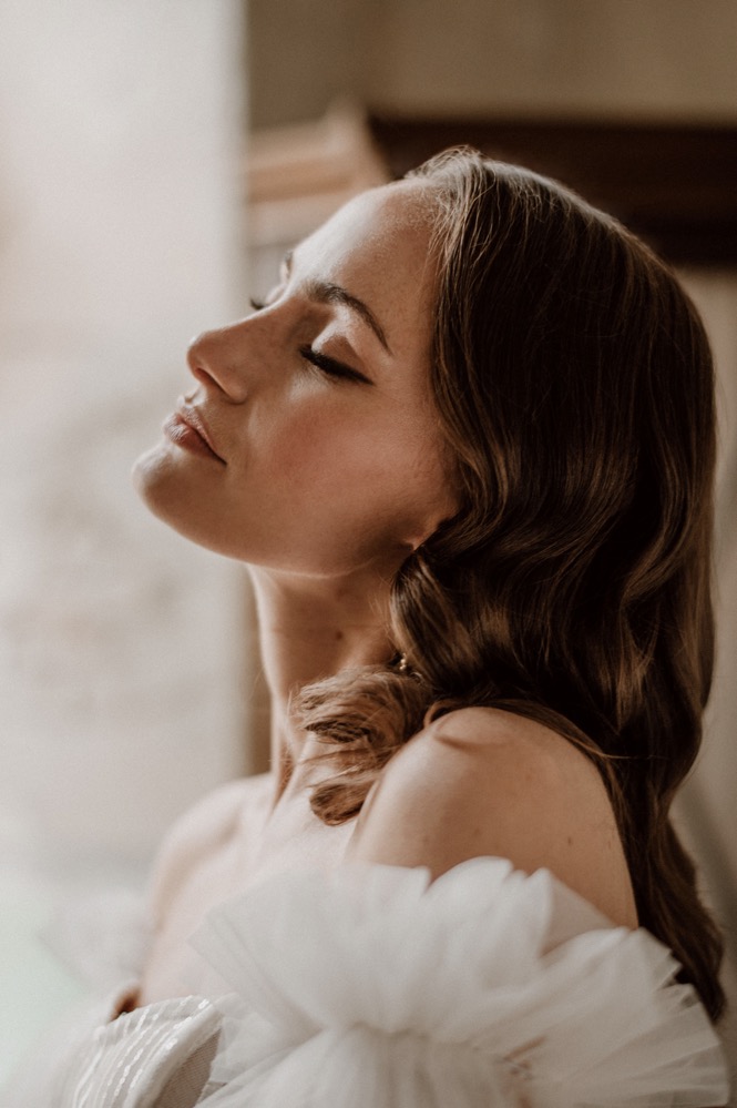 Eine bunte Hochzeit im Schloss mit intensiven Farben und der Pantone Color of the Year 2022 Very Peri