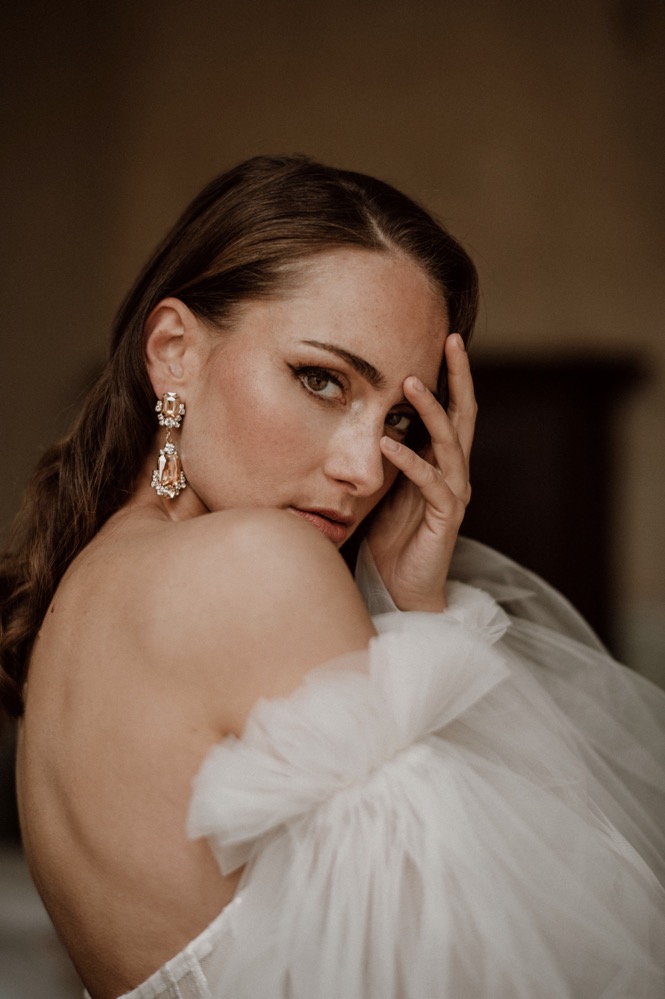 Eine bunte Hochzeit im Schloss mit intensiven Farben und der Pantone Color of the Year 2022 Very Peri