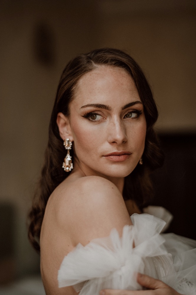 Eine bunte Hochzeit im Schloss mit intensiven Farben und der Pantone Color of the Year 2022 Very Peri Brautmakeup, Brautfrisur, Brautfrisuren, Hochzeitsmakeup, Hochzeitsfrisur, DIY Brautfrisur, DIY Brautmakeup, Brautstyling, DIY Brautstyling, Updo, Hochsteckfrisur, Hochzeitsfrisur