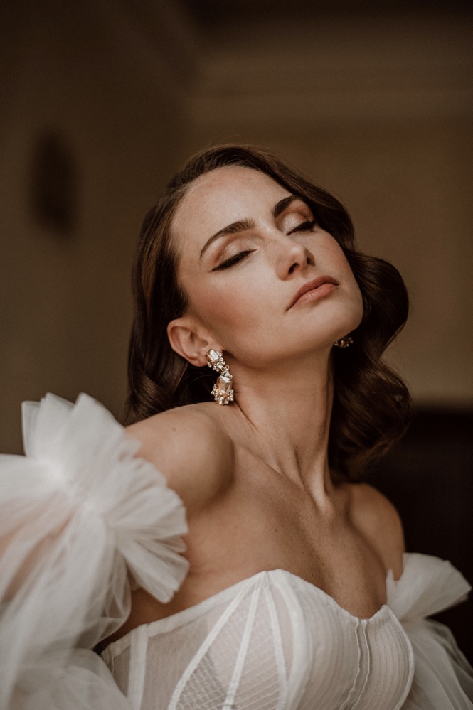 Eine bunte Hochzeit im Schloss mit intensiven Farben und der Pantone Color of the Year 2022 Very Peri