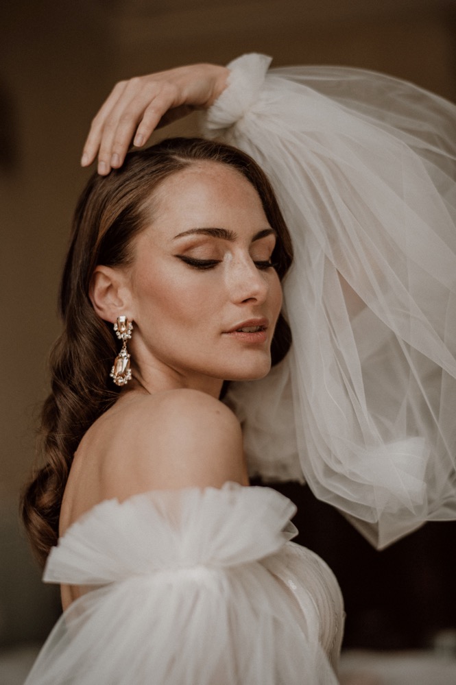 Eine bunte Hochzeit im Schloss mit intensiven Farben und der Pantone Color of the Year 2022 Very Peri