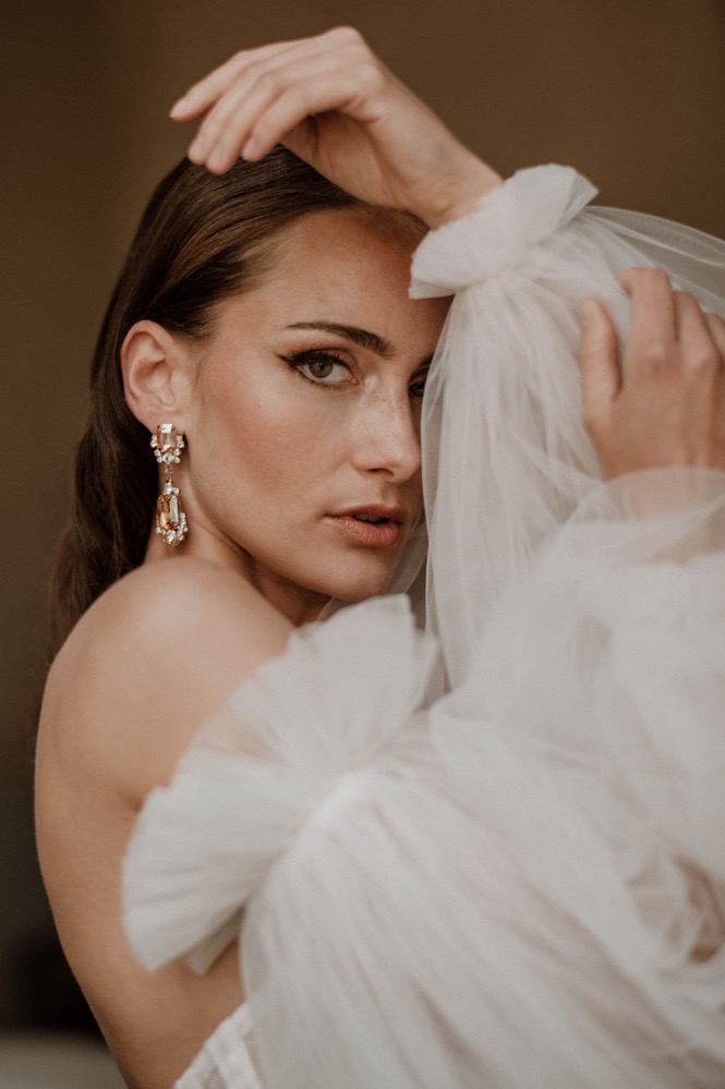 Eine bunte Hochzeit im Schloss mit intensiven Farben und der Pantone Color of the Year 2022 Very Peri