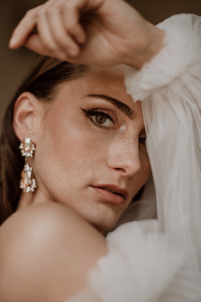 Eine bunte Hochzeit im Schloss mit intensiven Farben und der Pantone Color of the Year 2022 Very Peri