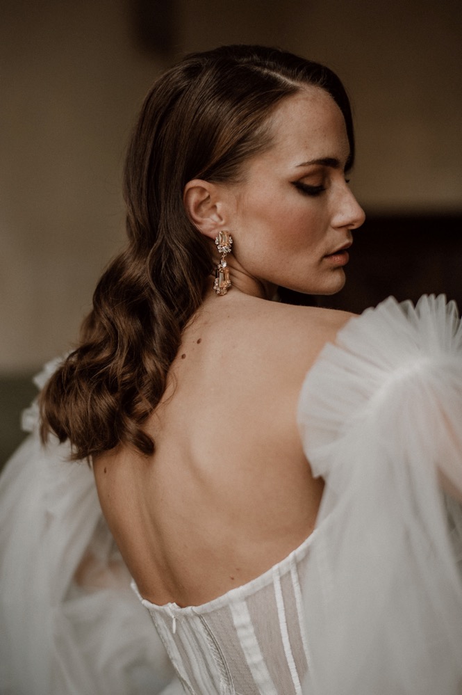 Eine bunte Hochzeit im Schloss mit intensiven Farben und der Pantone Color of the Year 2022 Very Peri