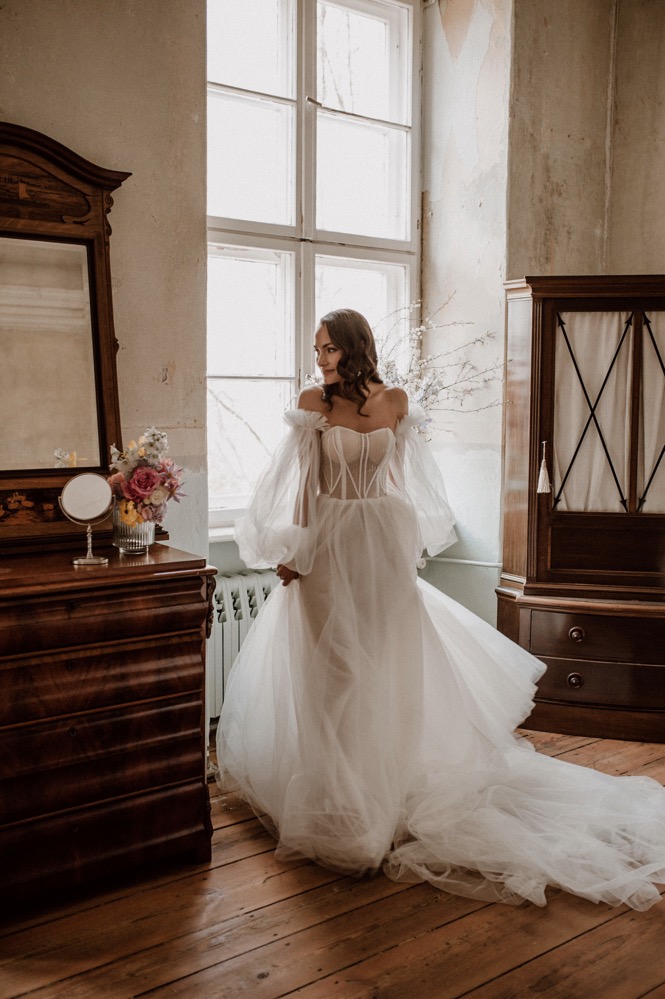 Eine bunte Hochzeit im Schloss mit intensiven Farben und der Pantone Color of the Year 2022 Very Peri