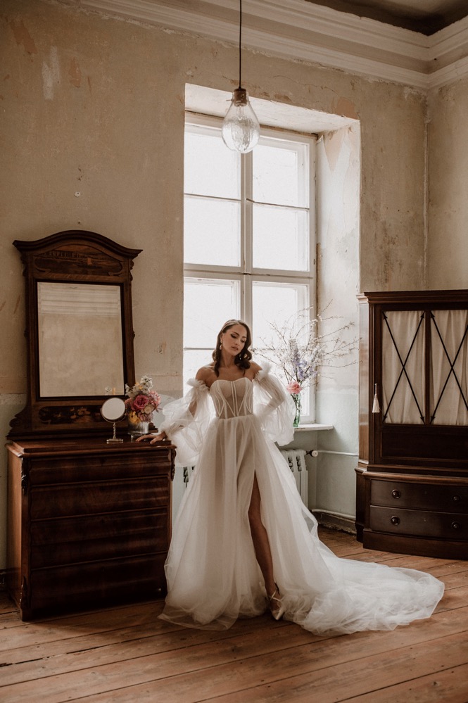 Eine bunte Hochzeit im Schloss mit intensiven Farben und der Pantone Color of the Year 2022 Very Peri