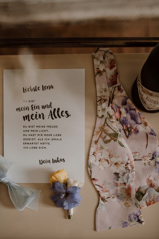 Eine bunte Hochzeit im Schloss mit intensiven Farben und der Pantone Color of the Year 2022 Very Peri