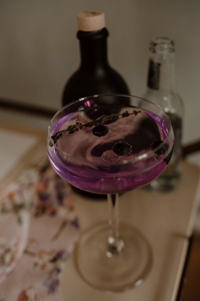 Eine bunte Hochzeit im Schloss mit intensiven Farben und der Pantone Color of the Year 2022 Very Peri