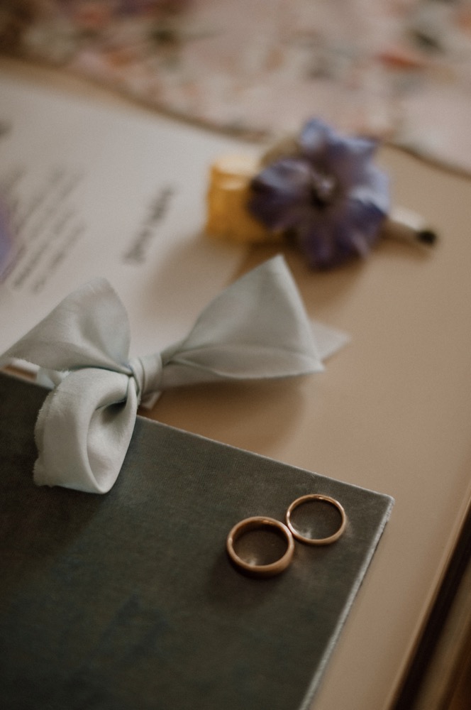 Eine bunte Hochzeit im Schloss mit intensiven Farben und der Pantone Color of the Year 2022 Very Peri