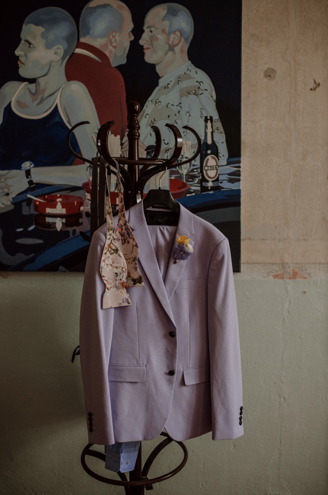 Eine bunte Hochzeit im Schloss mit intensiven Farben und der Pantone Color of the Year 2022 Very Peri