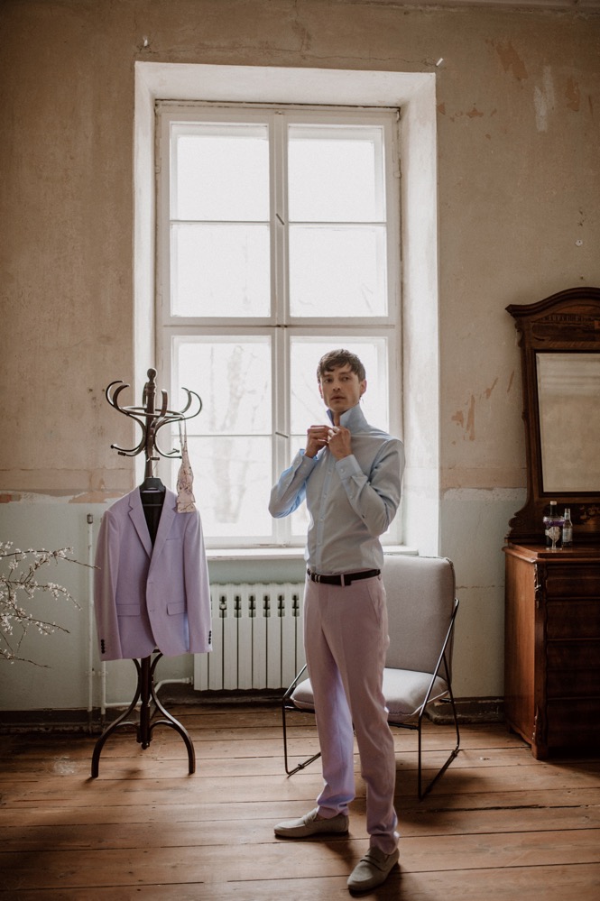 Eine bunte Hochzeit im Schloss mit intensiven Farben und der Pantone Color of the Year 2022 Very Peri