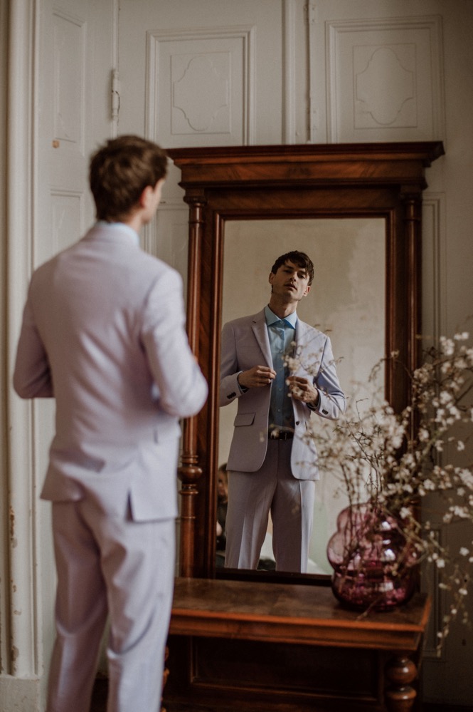 Eine bunte Hochzeit im Schloss mit intensiven Farben und der Pantone Color of the Year 2022 Very Peri