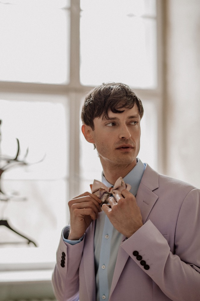 Eine bunte Hochzeit im Schloss mit intensiven Farben und der Pantone Color of the Year 2022 Very Peri