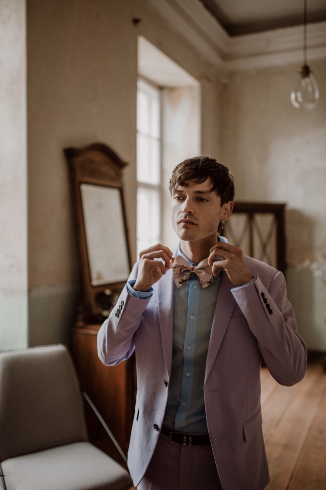 Eine bunte Hochzeit im Schloss mit intensiven Farben und der Pantone Color of the Year 2022 Very Peri