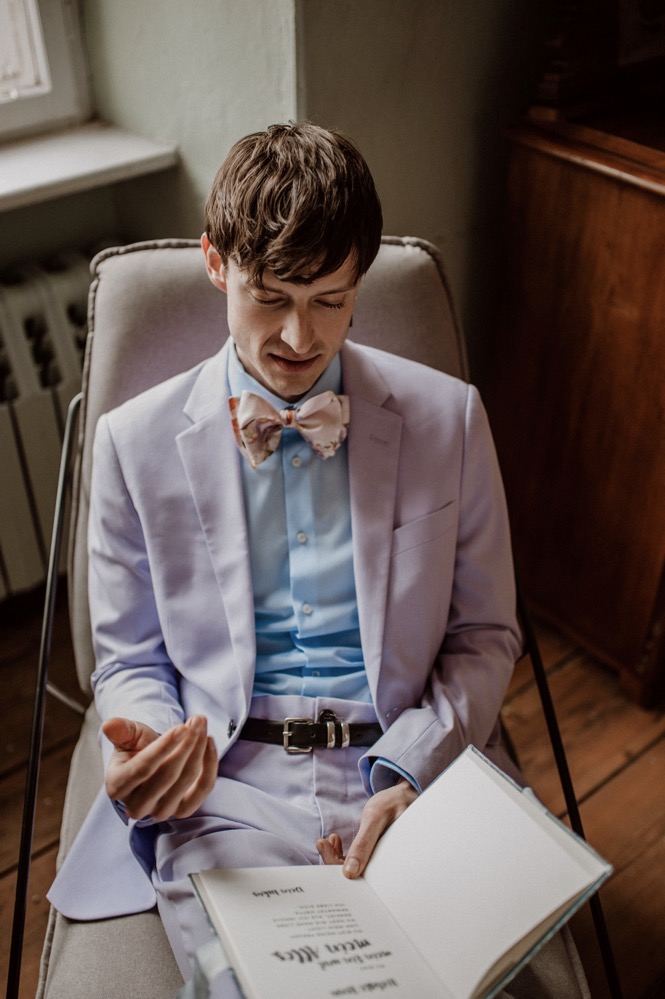 Eine bunte Hochzeit im Schloss mit intensiven Farben und der Pantone Color of the Year 2022 Very Peri