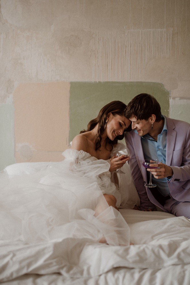 Eine bunte Hochzeit im Schloss mit intensiven Farben und der Pantone Color of the Year 2022 Very Peri