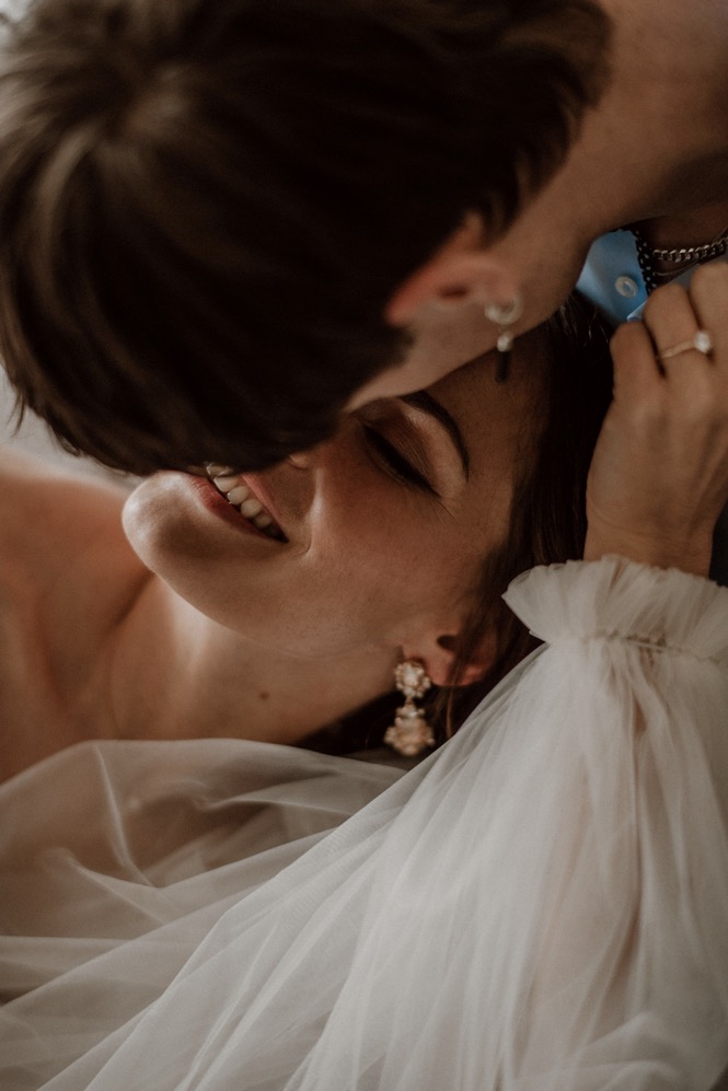 Eine bunte Hochzeit im Schloss mit intensiven Farben und der Pantone Color of the Year 2022 Very Peri