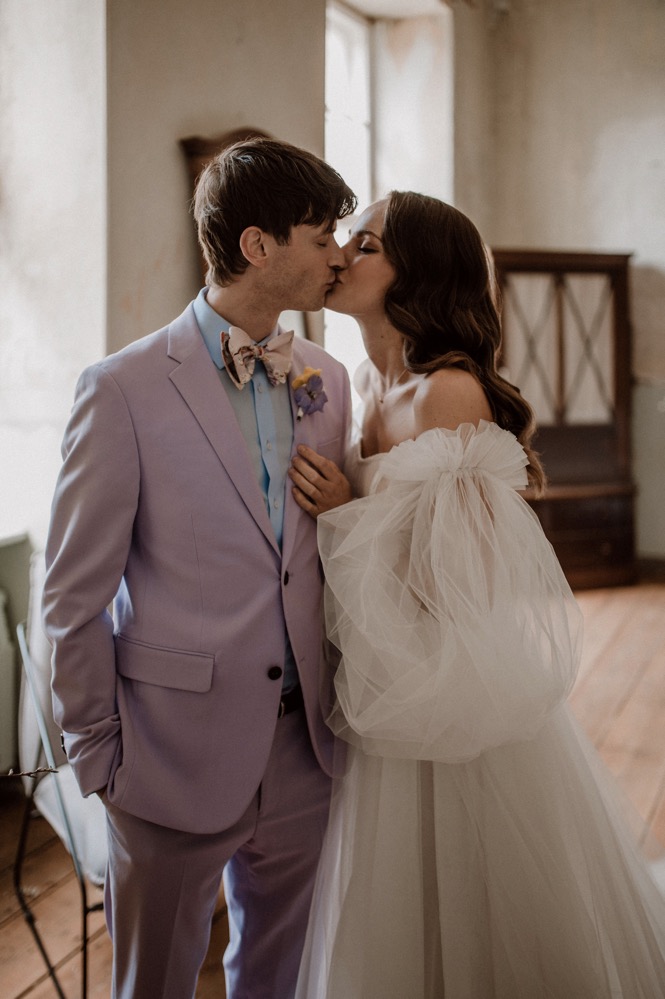 Eine bunte Hochzeit im Schloss mit intensiven Farben und der Pantone Color of the Year 2022 Very Peri