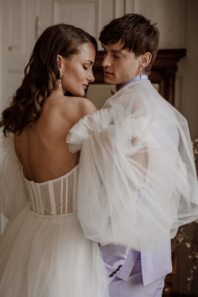 Eine bunte Hochzeit im Schloss mit intensiven Farben und der Pantone Color of the Year 2022 Very Peri