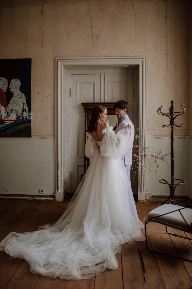 Eine bunte Hochzeit im Schloss mit intensiven Farben und der Pantone Color of the Year 2022 Very Peri