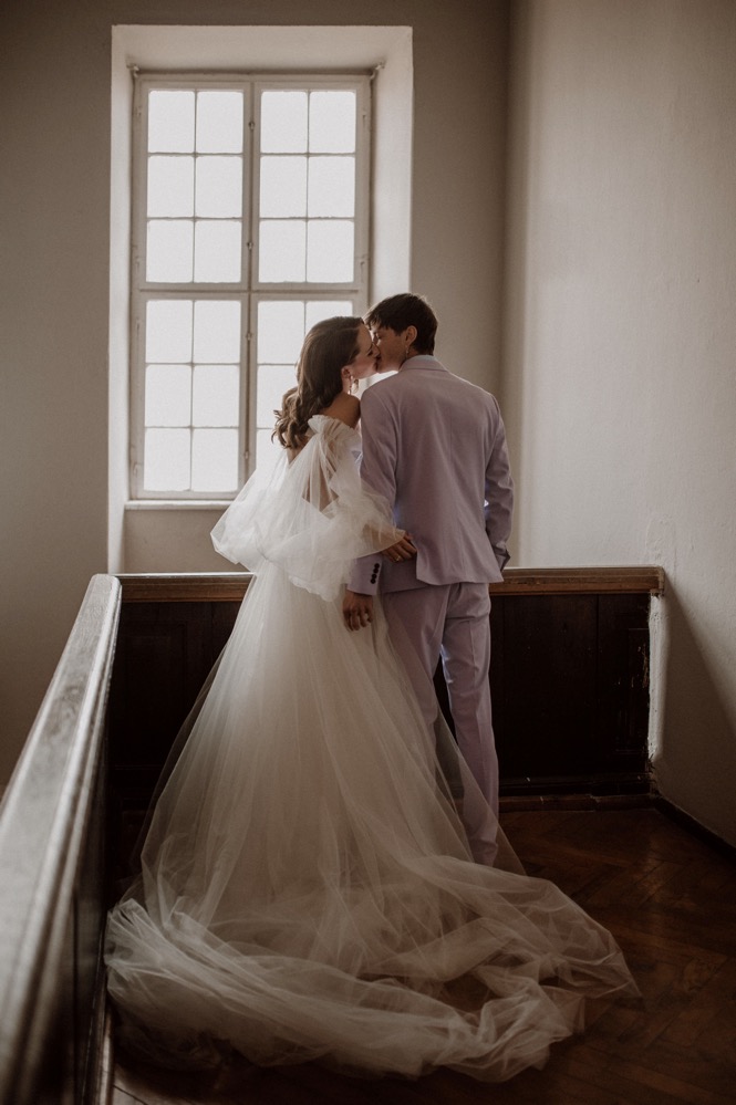 Eine bunte Hochzeit im Schloss mit intensiven Farben und der Pantone Color of the Year 2022 Very Peri