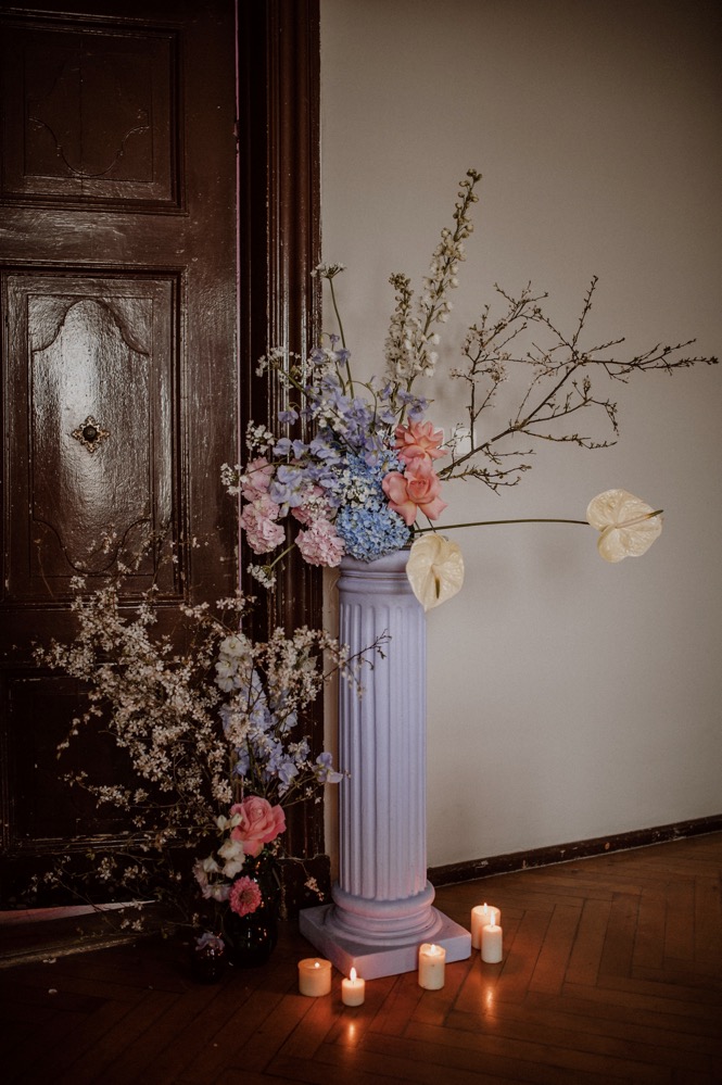 Eine bunte Hochzeit im Schloss mit intensiven Farben und der Pantone Color of the Year 2022 Very Peri