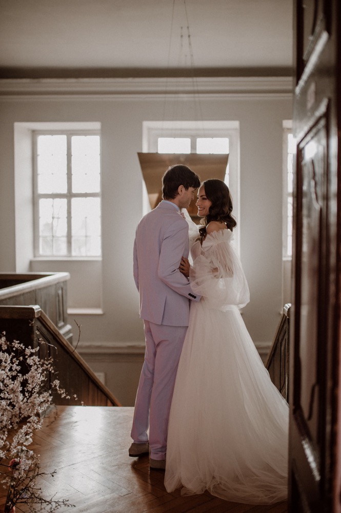 Eine bunte Hochzeit im Schloss mit intensiven Farben und der Pantone Color of the Year 2022 Very Peri