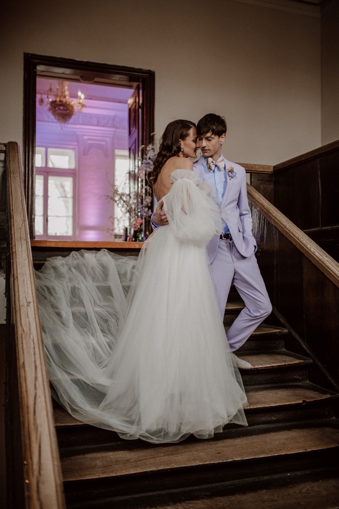 Eine bunte Hochzeit im Schloss mit intensiven Farben und der Pantone Color of the Year 2022 Very Peri