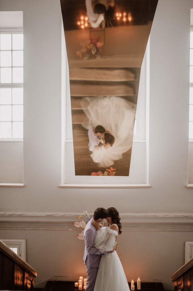 Eine bunte Hochzeit im Schloss mit intensiven Farben und der Pantone Color of the Year 2022 Very Peri