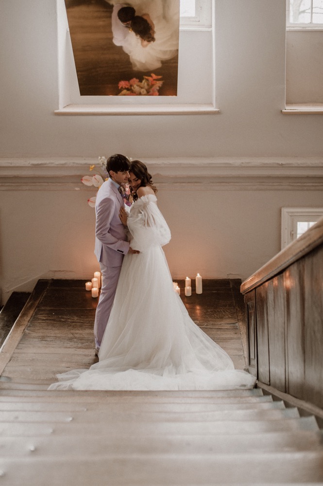 Eine bunte Hochzeit im Schloss mit intensiven Farben und der Pantone Color of the Year 2022 Very Peri