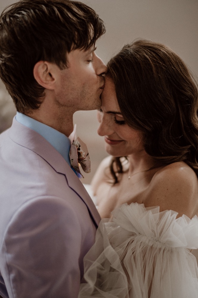 Eine bunte Hochzeit im Schloss mit intensiven Farben und der Pantone Color of the Year 2022 Very Peri