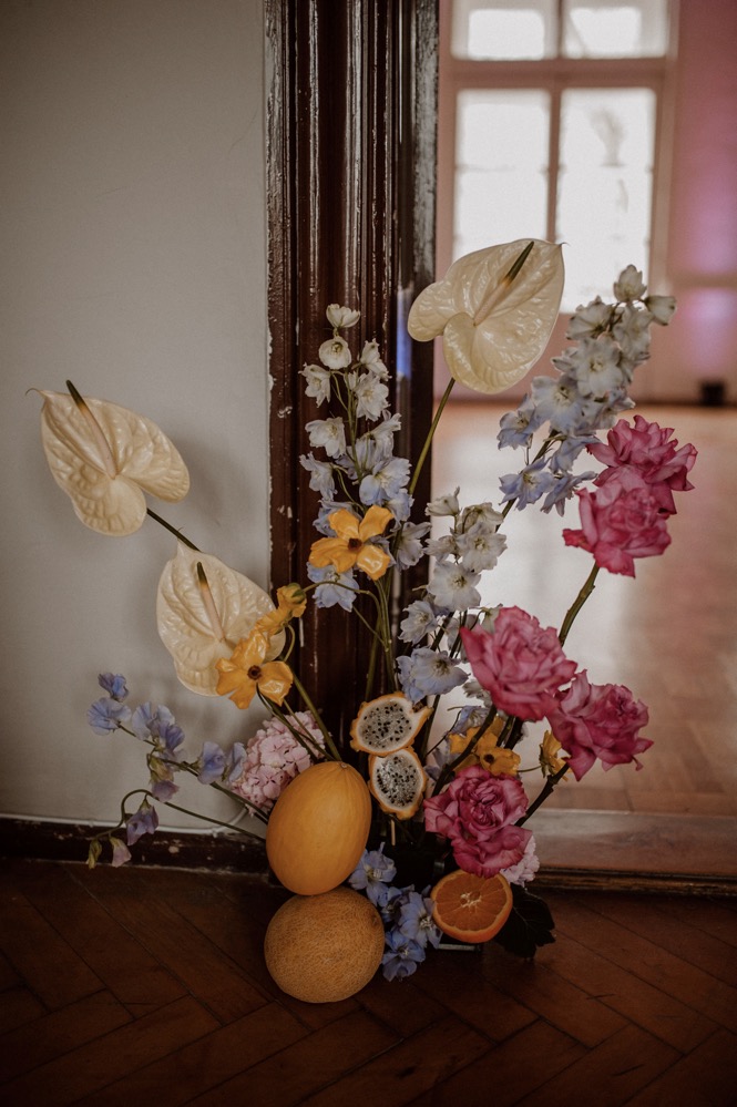 Eine bunte Hochzeit im Schloss mit intensiven Farben und der Pantone Color of the Year 2022 Very Peri