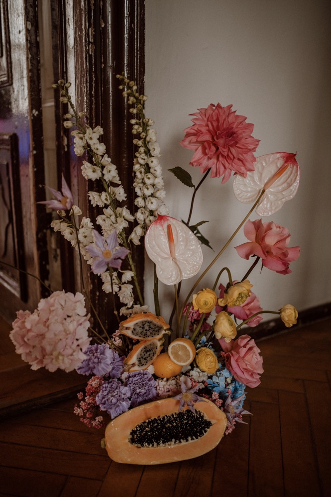 Eine bunte Hochzeit im Schloss mit intensiven Farben und der Pantone Color of the Year 2022 Very Peri