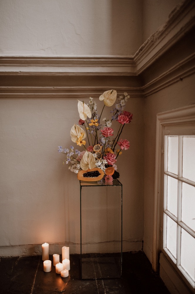 Eine bunte Hochzeit im Schloss mit intensiven Farben und der Pantone Color of the Year 2022 Very Peri