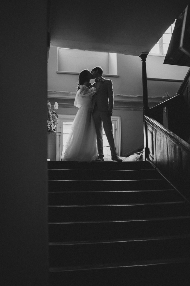 Eine bunte Hochzeit im Schloss mit intensiven Farben und der Pantone Color of the Year 2022 Very Peri