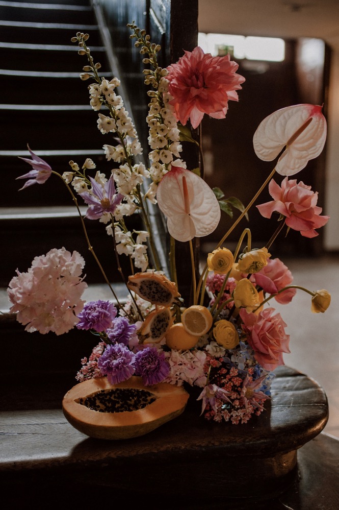 Eine bunte Hochzeit im Schloss mit intensiven Farben und der Pantone Color of the Year 2022 Very Peri