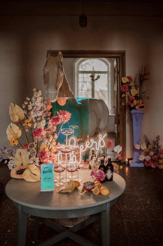 Eine bunte Hochzeit im Schloss mit intensiven Farben und der Pantone Color of the Year 2022 Very Peri