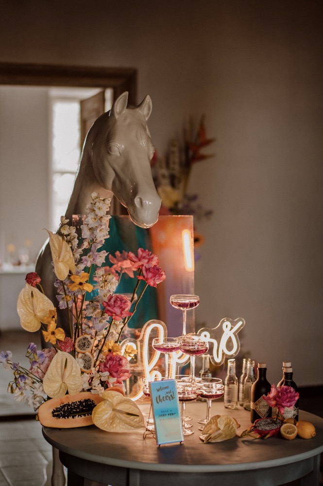 Eine bunte Hochzeit im Schloss mit intensiven Farben und der Pantone Color of the Year 2022 Very Peri