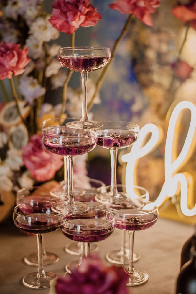 Eine bunte Hochzeit im Schloss mit intensiven Farben und der Pantone Color of the Year 2022 Very Peri